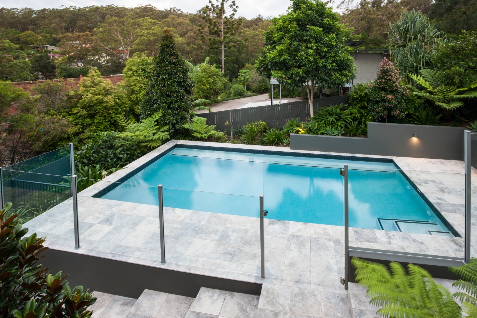 Piscine en carrelage collé